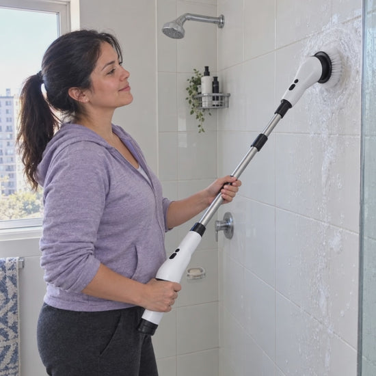 Limpiando la ducha con el cepillo eléctrico giratorio